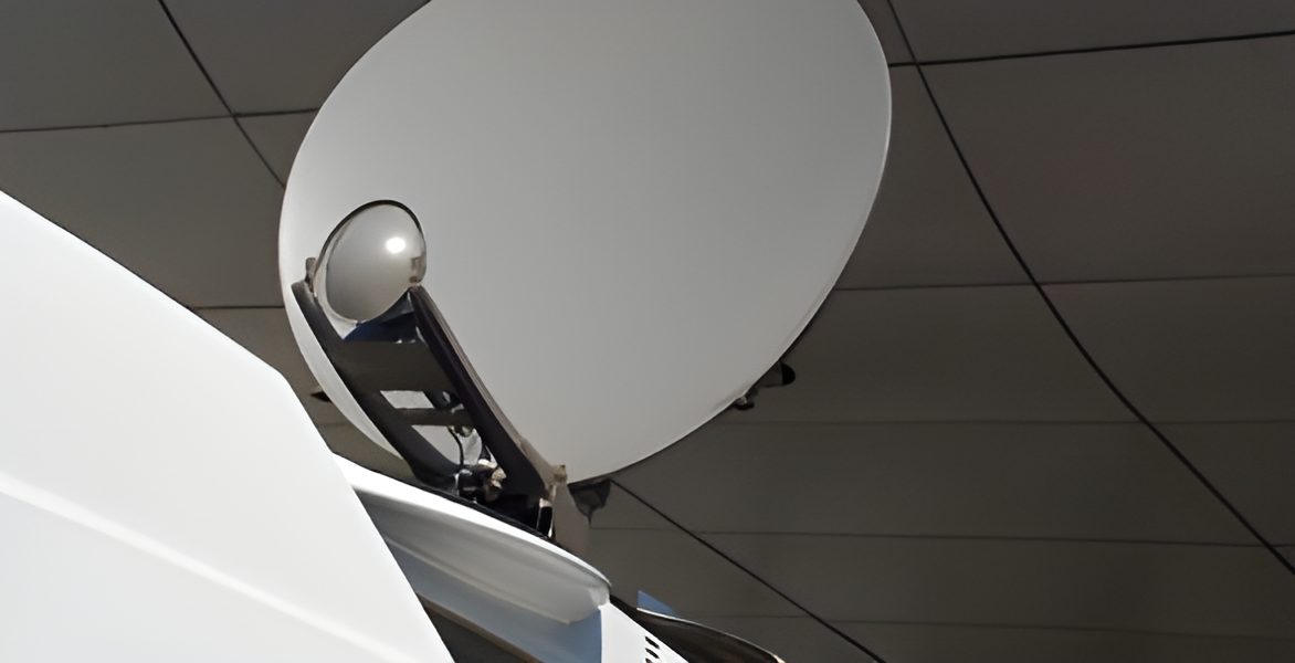 Uplink antenna mounted on a vehicle roof